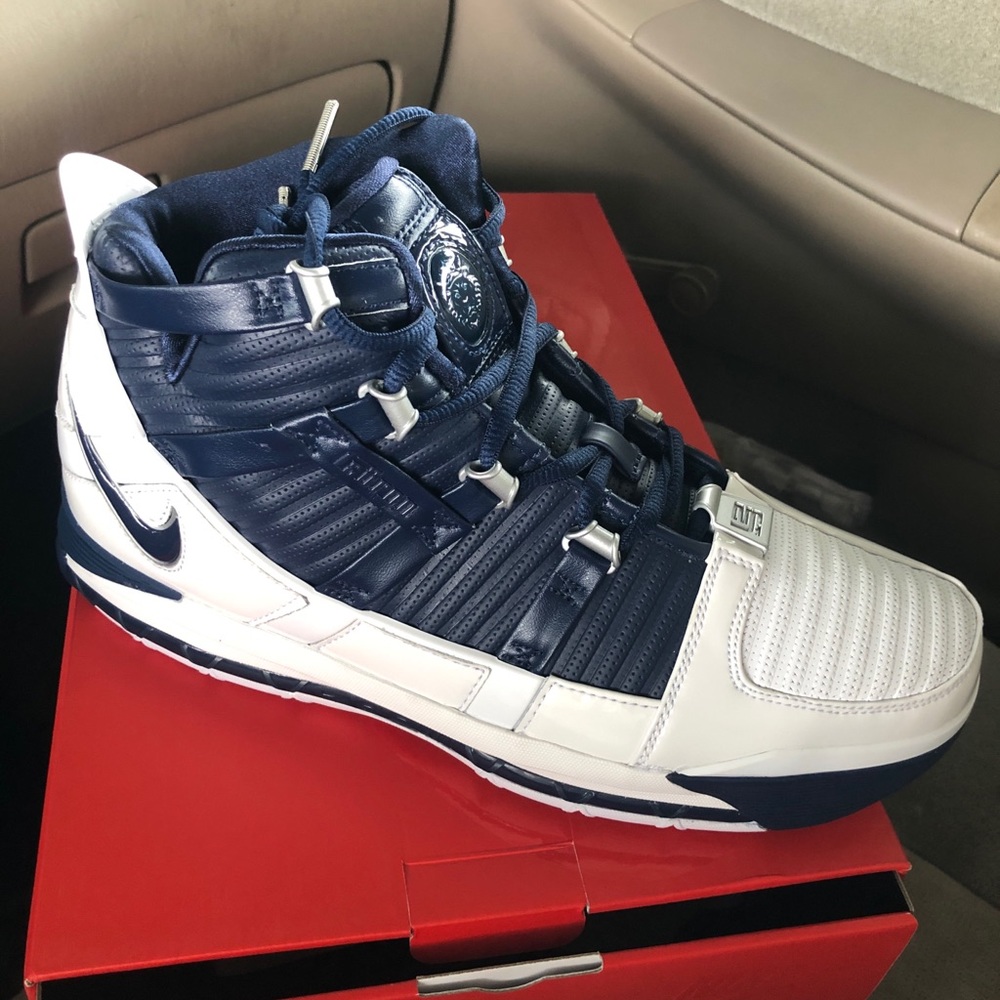 Lebron III midnight navy sold out